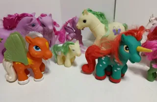 Lote de 11 ponys diferentes.