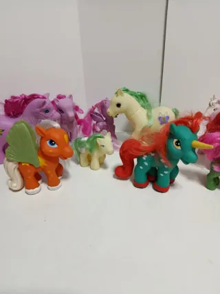 Lote de 11 ponys diferentes.