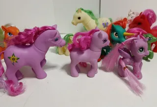 Lote de 11 ponys diferentes.