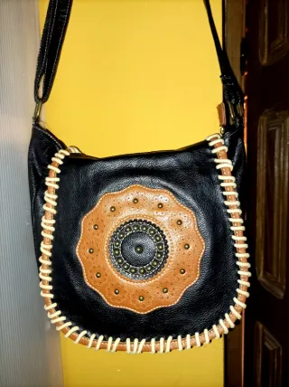 Bolso estilo marroquinería negro y marrón