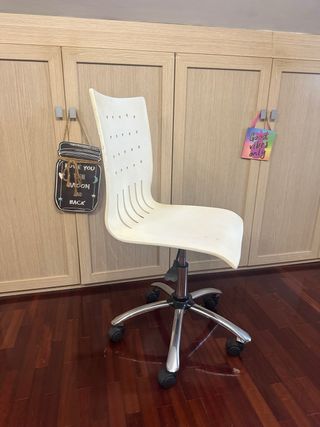 Silla de escritorio plateada y blanca