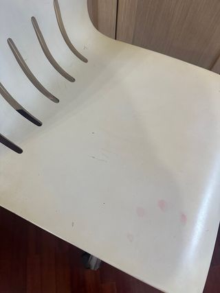 Silla de escritorio plateada y blanca