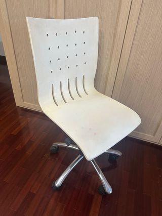 Silla de escritorio plateada y blanca