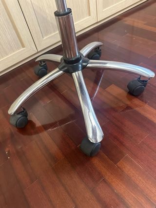 Silla de escritorio plateada y blanca