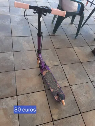 Patinete morado con ruedas rosas