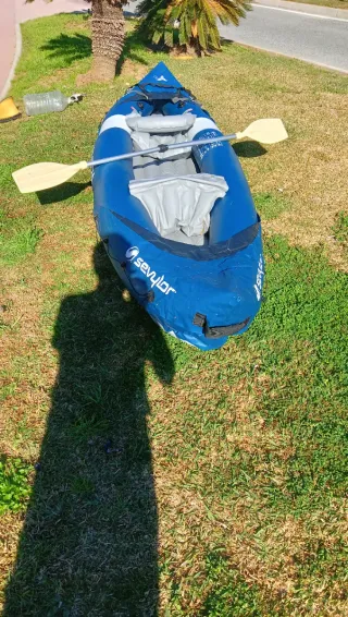 Kayak inflable azul y blanco