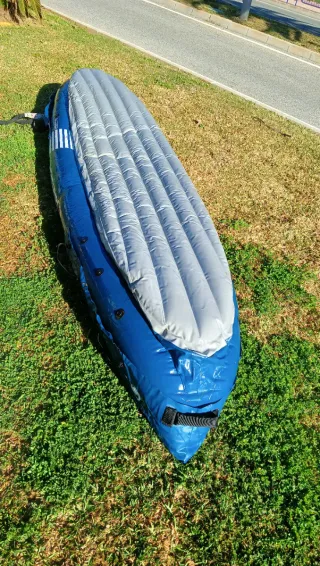 Kayak inflable azul y blanco