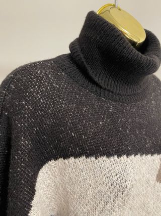 Camisola malha preta com padrão geométrico