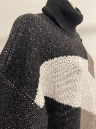 Camisola malha preta com padrão geométrico