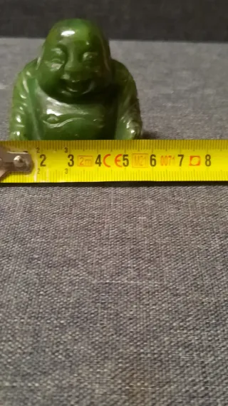 Buddha sorridente in giada verde intagliata