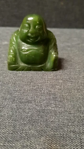 Buddha sorridente in giada verde intagliata