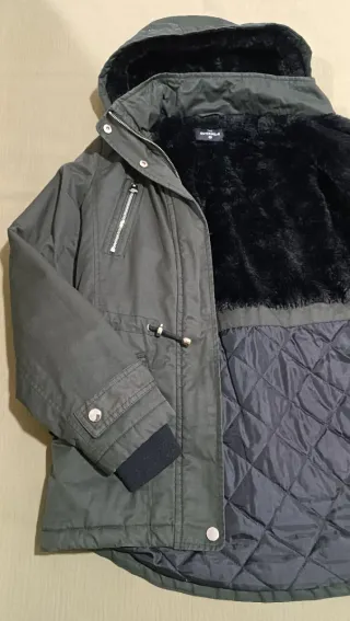 Chaquetón verde oscuro con capucha, talla 36.