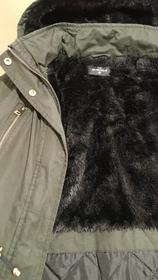 Chaquetón verde oscuro con capucha, talla 36.