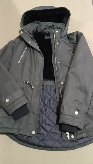 Chaquetón verde oscuro con capucha, talla 36.