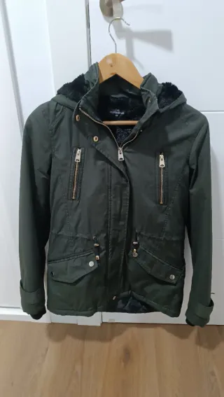 Chaquetón verde oscuro con capucha, talla 36.
