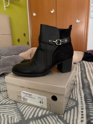 Botines tacones negros con hebilla