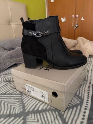 Botines tacones negros con hebilla