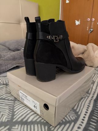 Botines tacones negros con hebilla