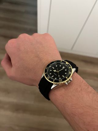 Reloj Negro y Dorado