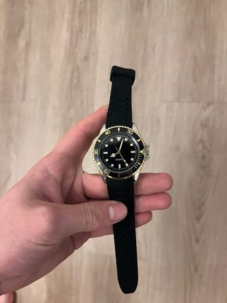 Reloj Negro y Dorado