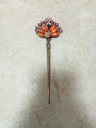 Horquilla antigua con flor y pedrería