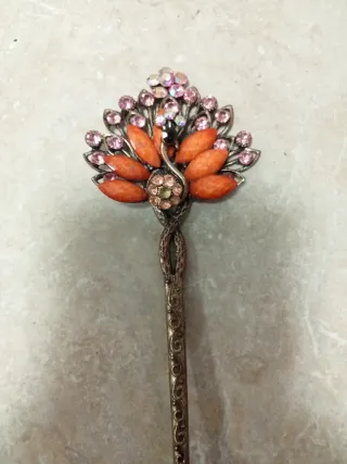 Horquilla antigua con flor y pedrería