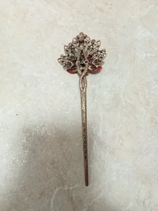 Horquilla antigua con flor y pedrería