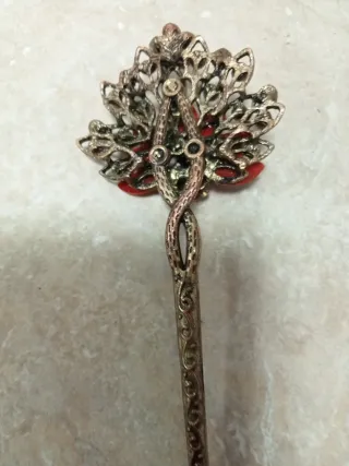 Horquilla antigua con flor y pedrería