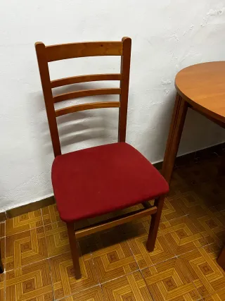 Mesa redonda y 4 o 6 sillas comedor en buen estado