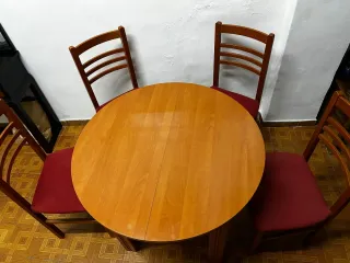 Mesa redonda y 4 o 6 sillas comedor en buen estado