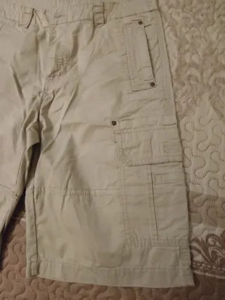 Pantalón corto trekking beige multibolsillos