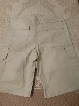 Pantalón corto trekking beige multibolsillos