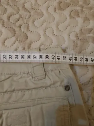 Pantalón corto trekking beige multibolsillos