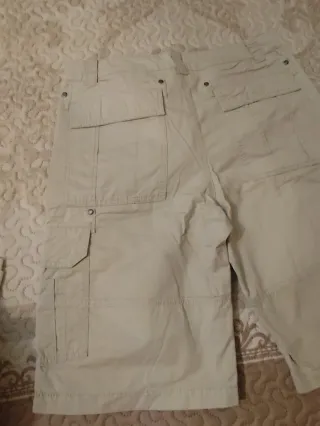 Pantalón corto trekking beige multibolsillos