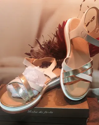 Sandalias Beige y Doradas Mujer