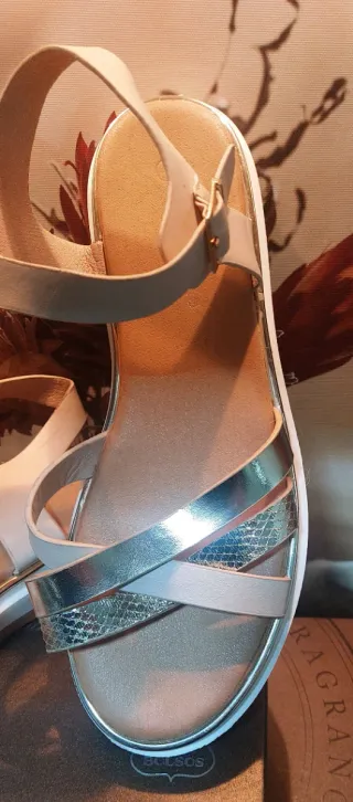 Sandalias Beige y Doradas Mujer