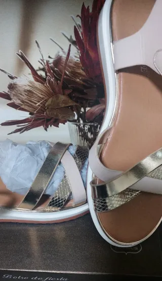 Sandalias Beige y Doradas Mujer