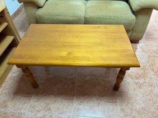 Mesita de madera marrón