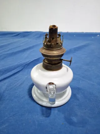 Lámpara de aceite antigua blanca