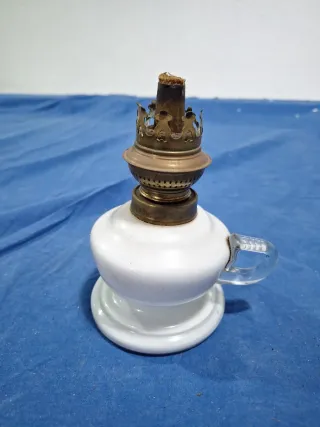 Lámpara de aceite antigua blanca