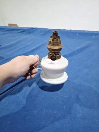 Lámpara de aceite antigua blanca