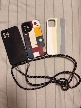 iPhone 12 Pro Max con complementos de regalo