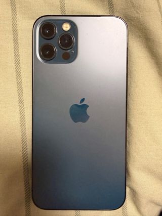 iPhone 12 Pro Max con complementos de regalo