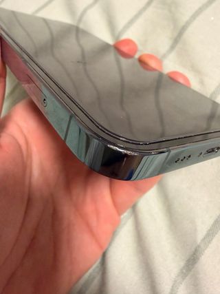 iPhone 12 Pro Max con complementos de regalo