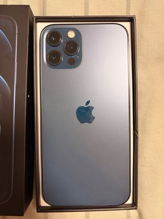 iPhone 12 Pro Max con complementos de regalo