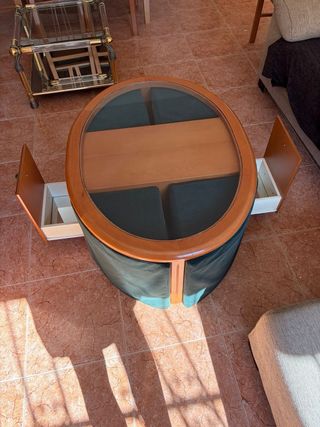 Mesita de salón con taburetes