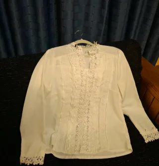 Blusa blanca con encaje