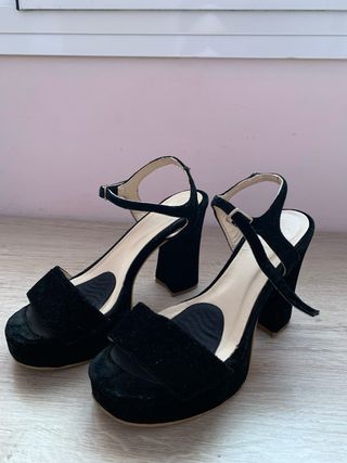 Tacones negros elegantes con plataforma