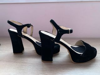 Tacones negros elegantes con plataforma