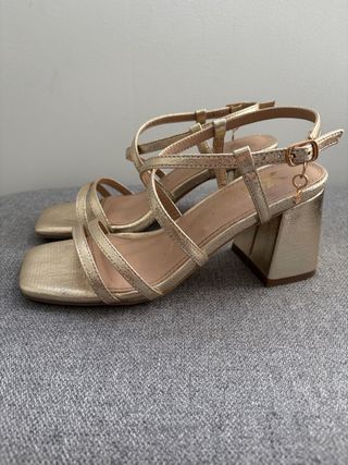 Sandalias doradas tacón cuadrado